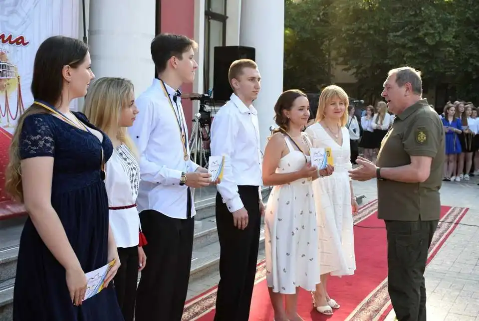 У Кропивницькому випускники отримали золоті й срібні медалі (ФОТО) фото 1