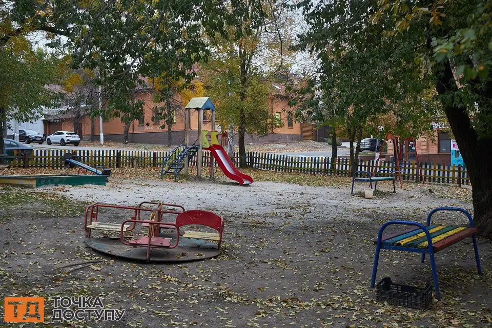 дитячий майданчик