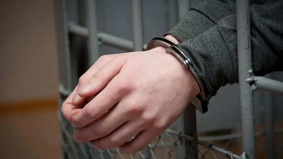 чоловік за гратами