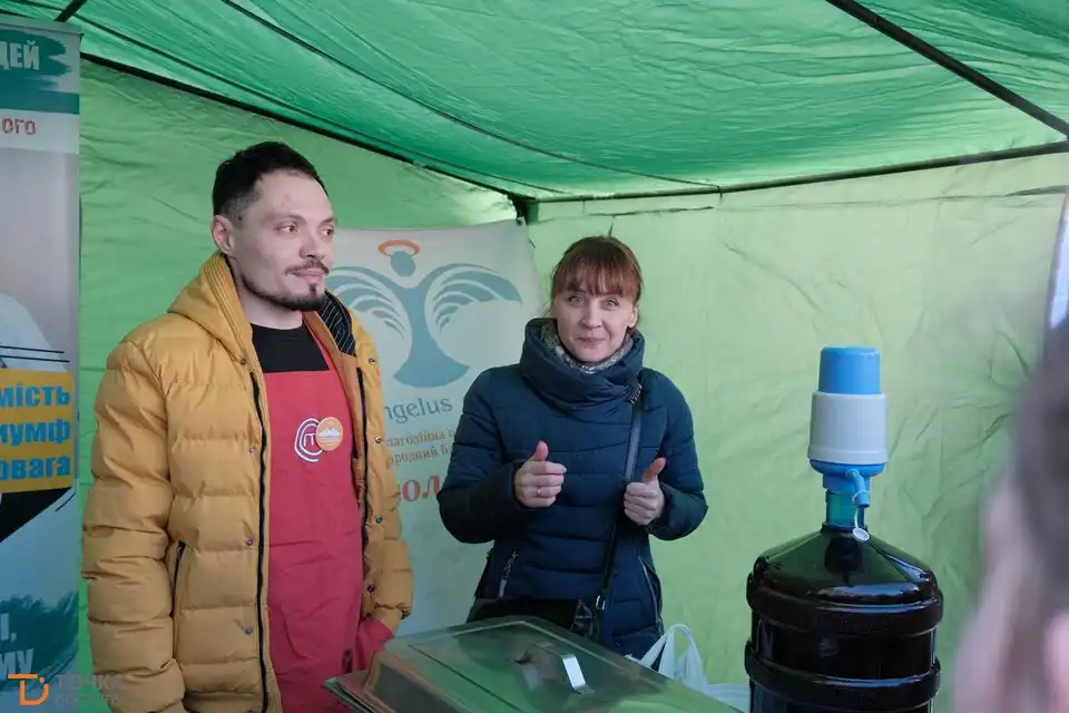 У центрі Кропивницького містян частували благодійними млинцями (ФОТО)