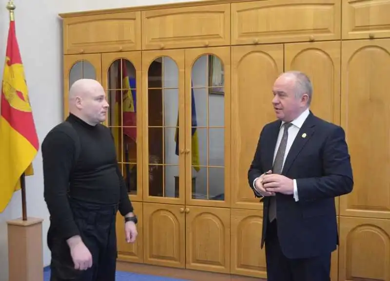 Бійцю із Кіровоградщини вручили посвідчення учасника-добровольця