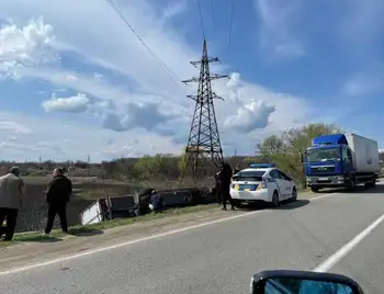 На Кіровоградщині перекинулася вантажівка мережі "АТБ" (ВІДЕО) фото 1