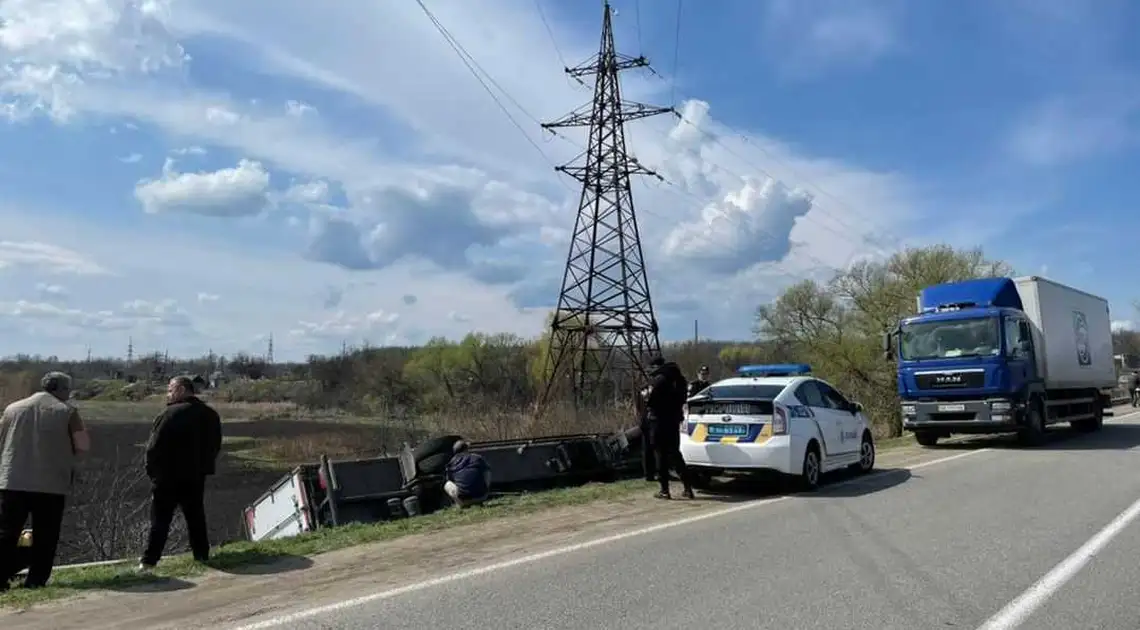На Кіровоградщині перекинулася вантажівка мережі "АТБ" (ВІДЕО) фото 1