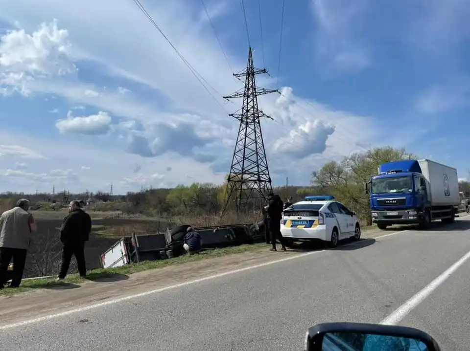 На Кіровоградщині перекинулася вантажівка мережі "АТБ" (ВІДЕО) фото 1