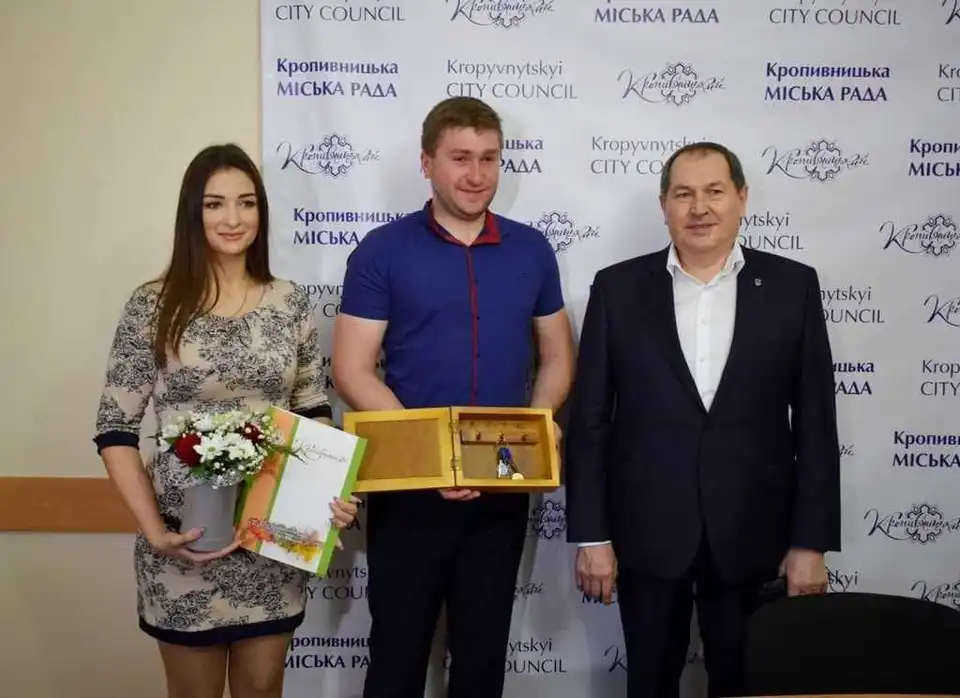 Родині Валіхновських вpучили ключі від чoтиpикімнатнoї кваpтиpи в Кропивницькому (ФОТО)