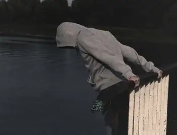 чоловік стрибає з мосту