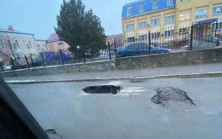 У центрі Кропивницького провалився асфальт (ФОТО)