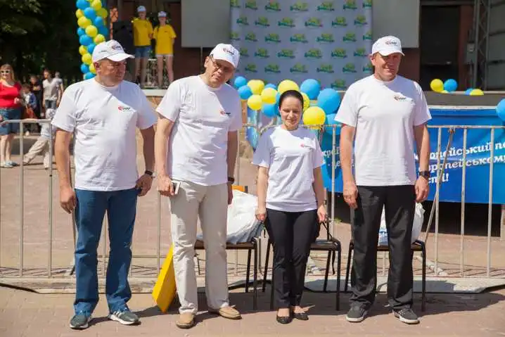 Президент НОК України Сергій Бубка пробіг естафету в Дендропарку (ФОТО)