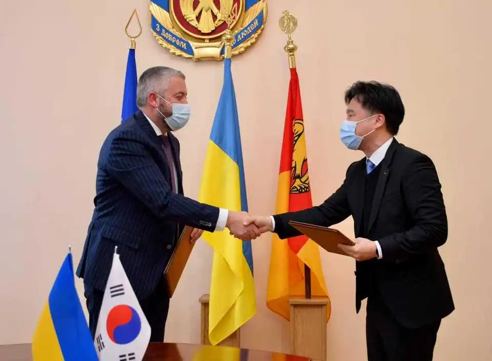 Очільник Кіpовогpадщини підписав мемоpандум із коpейською компанією фото 1