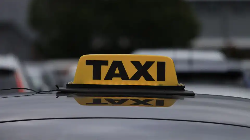 Вдарив пасажирку — отримав 860 гривень штрафу: у Кропивницькому засудили таксиста