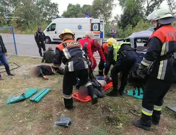 рятувальники дістали з машини двох чоловіків, які потрапили в ДТП