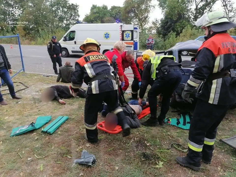 рятувальники дістали з машини двох чоловіків, які потрапили в ДТП