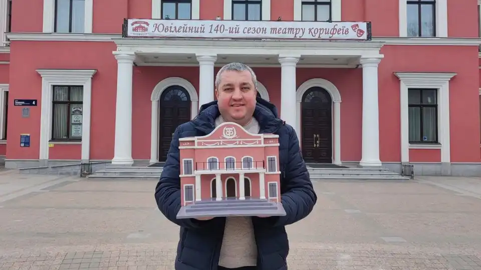 Дім-театр для пташок. Актори кропивницького театру створили оригінальну годівничку фото 1