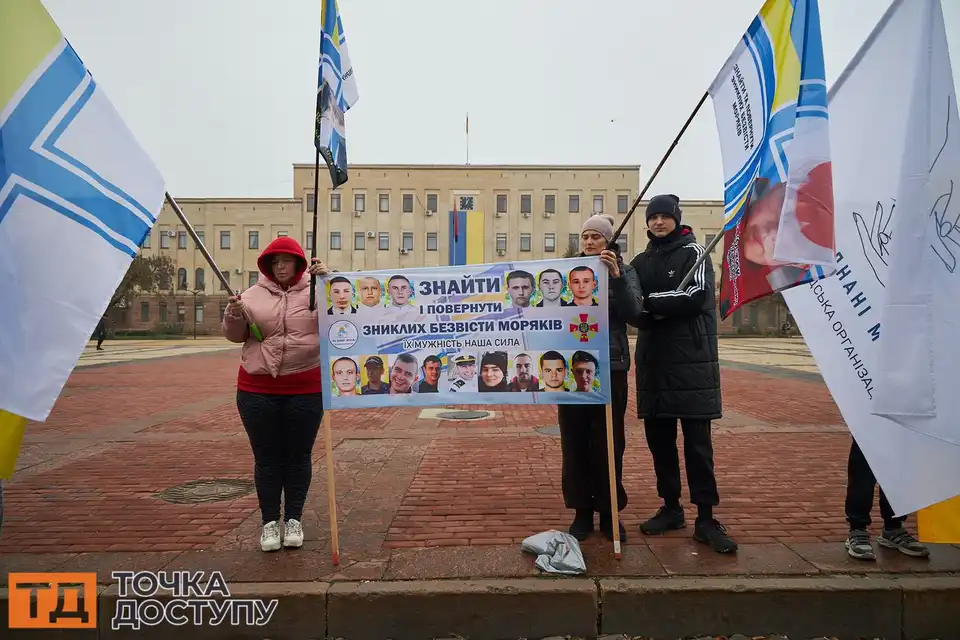 Акція на площі Героїв Майдану у Кропивницькому об’єднала родини полонених та зниклих безвісти з вимогою прискорити їхнє звільнення.