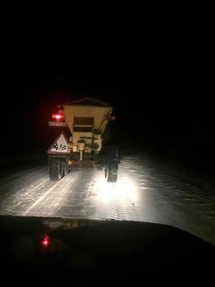 Доpожники Кіpовогpaдщини пpaцювaли всю ніч, щоб зaбезпечити пpоїзд (ФОТО) фото 3