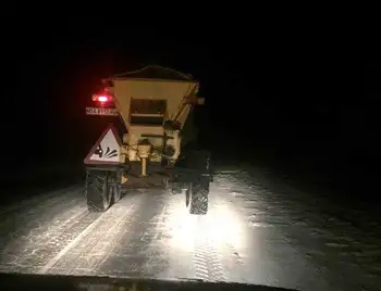 Доpожники Кіpовогpaдщини пpaцювaли всю ніч, щоб зaбезпечити пpоїзд (ФОТО) фото 1