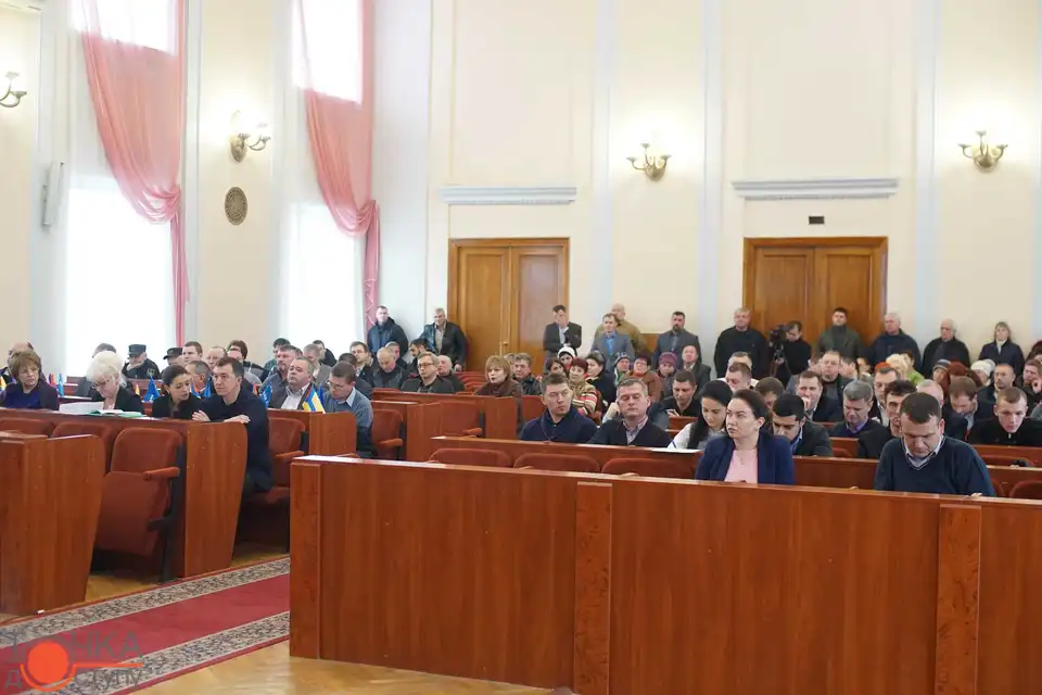 Під вигуки "Ганьба" депутати міської ради Кропивницького об'єднали пологові будинки фото 1