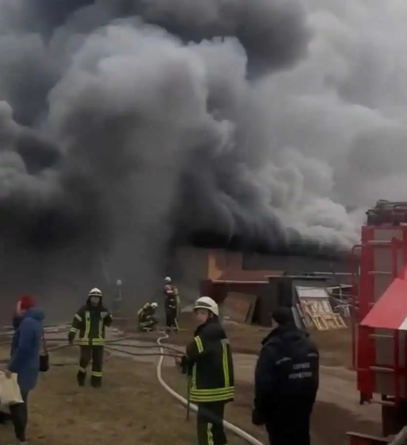 В одному з мікрорайонів Кропивницького рятувальники гасять масштабну пожежу (ФОТО, ВІДЕО)