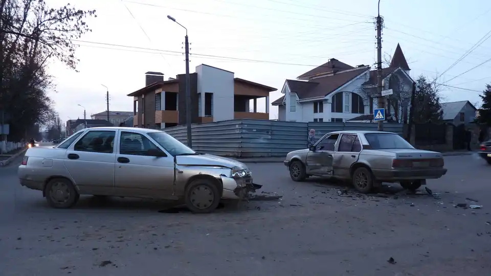 На Кіровоградщині зіткнулися «Опель» та «ВАЗ» із пасажирами (ФОТО)