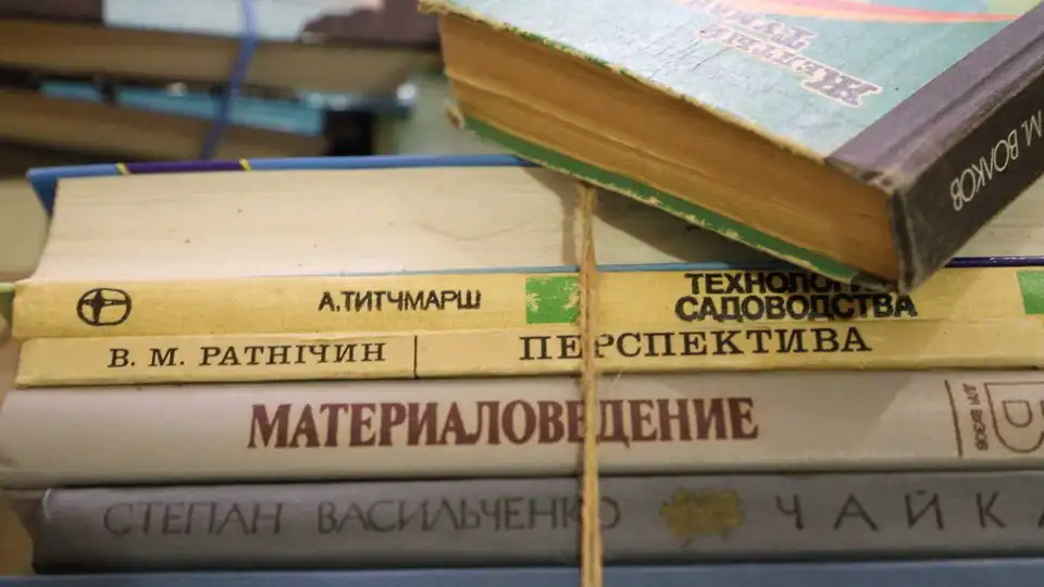 Здай на макулатуру книгу російською – допоможи армії: у Кропивницькому збирають гроші на автівку для армії