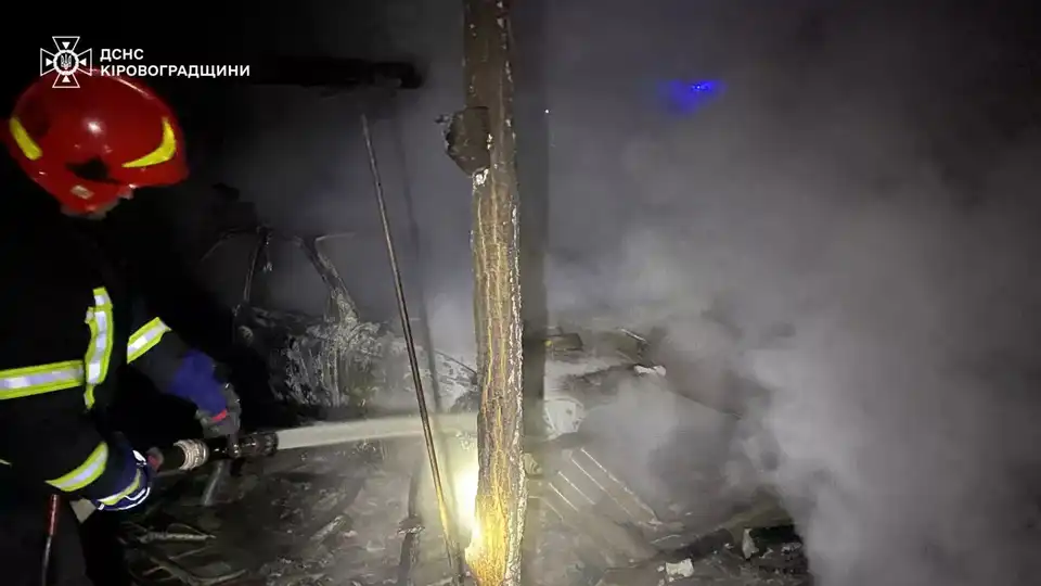 Горіли два легковики та гараж вночі на Кіровоградщині