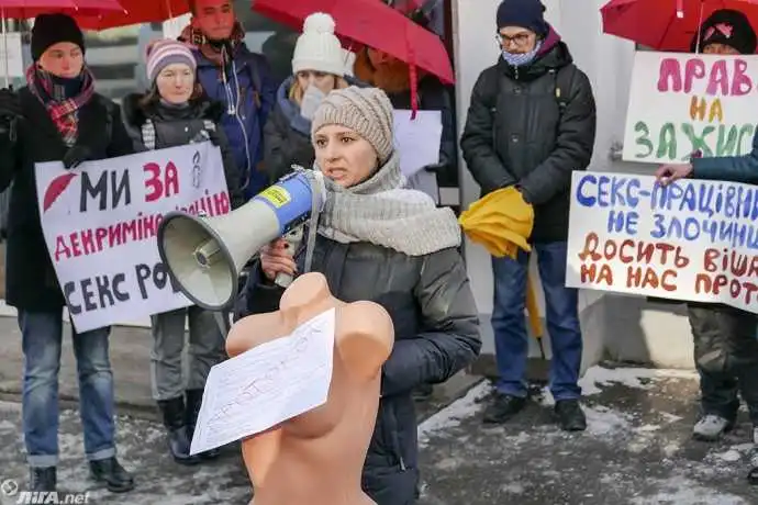 Вимагають легалізації: секс-працівниці з Кропивницького пікетували міністерство внутрішніх справ (ФОТО) фото 1