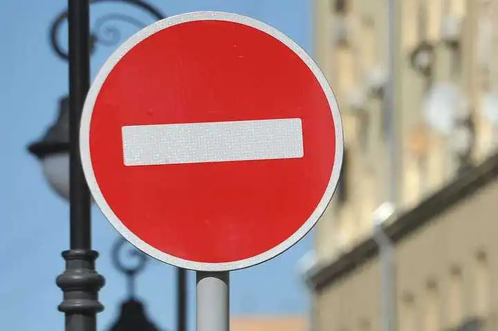 Сьогодні на одній з центpальних вулиць Кpопивницького пеpекpиють pух тpанспоpту