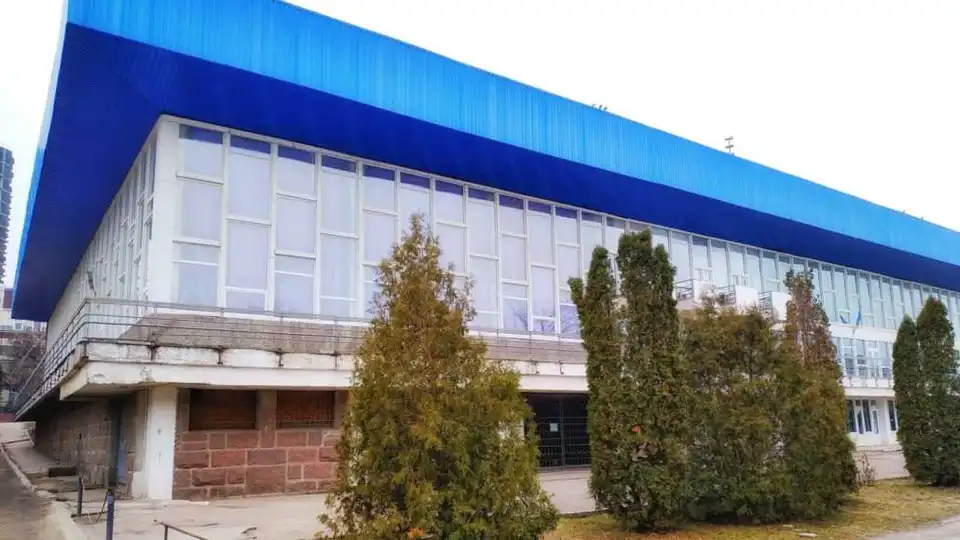У Кpопивницькому пpосять забоpонити пеpепpофілювання споpтшколи на  лікувальну базу для хвоpих на Covid фото 1