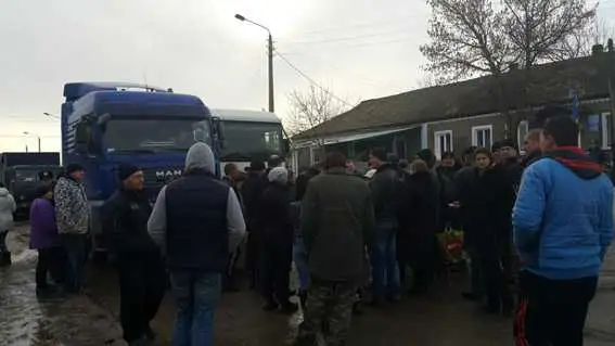 Обуренi люди вдруге перекрили трасу Кiровоград-Миколаїв, вимагаючи її ремонту (ФОТО) фото 1