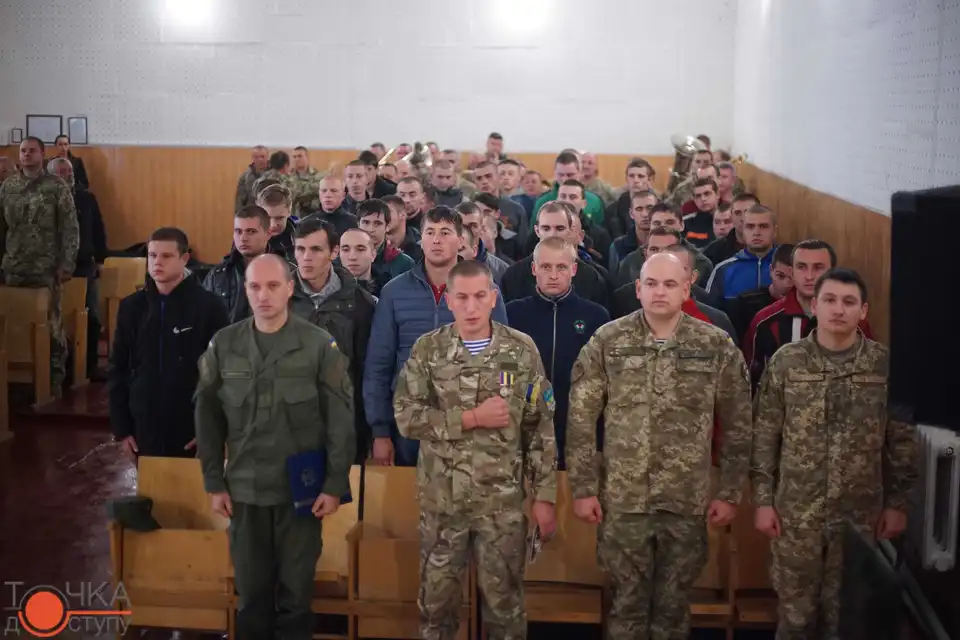Підсилення для ЗСУ: у Кропивницькому урочисто провели осінніх призовників (ФОТОРЕПОРТАЖ) фото 1