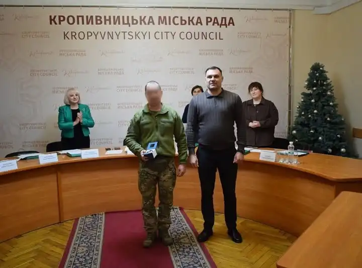 Нагородний годинник вручили бойовому медику з Кропивницького