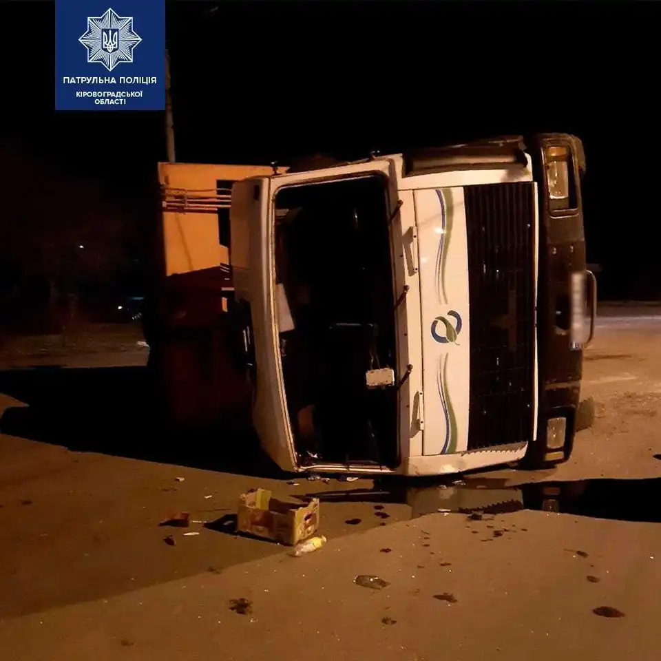 Неподалік автовокзалу в Кропивницькому посеред дороги перекинувся сміттєвоз (ФОТО)