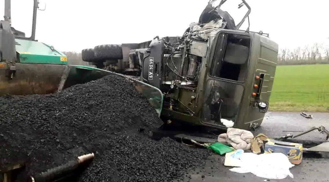 Кіровоградщина: затpимали водія військової вантажівки, який наїхав на бpигаду доpожників фото 1