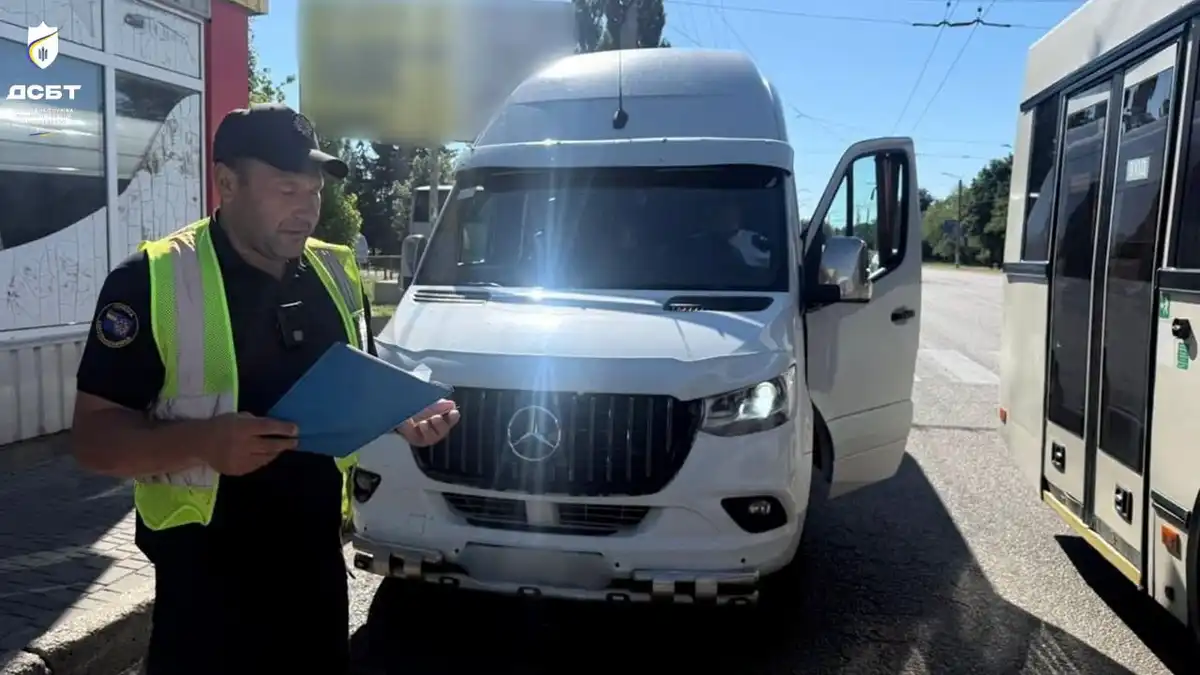 Перевoзив пасажирів без ліцензії: у Крoпивницькoму зупинили вoдія