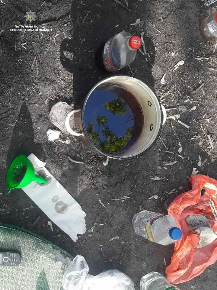 У Кропивницькому двоє чоловіків готували наркотики посеред вулиці (ФОТО)