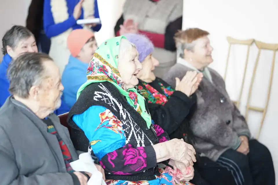 Вихованці школи-інтернату в Кропивницькому зв’язали речі для самотніх пенсіонерів (ФОТО) фото 1