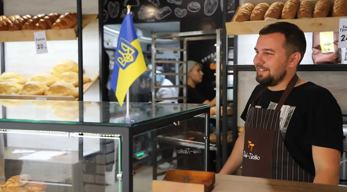 Випікали хліб під обстрілами: переселенці з Харкова відкрили у Кропивницькому дві пекарні (ФОТО) фото 1