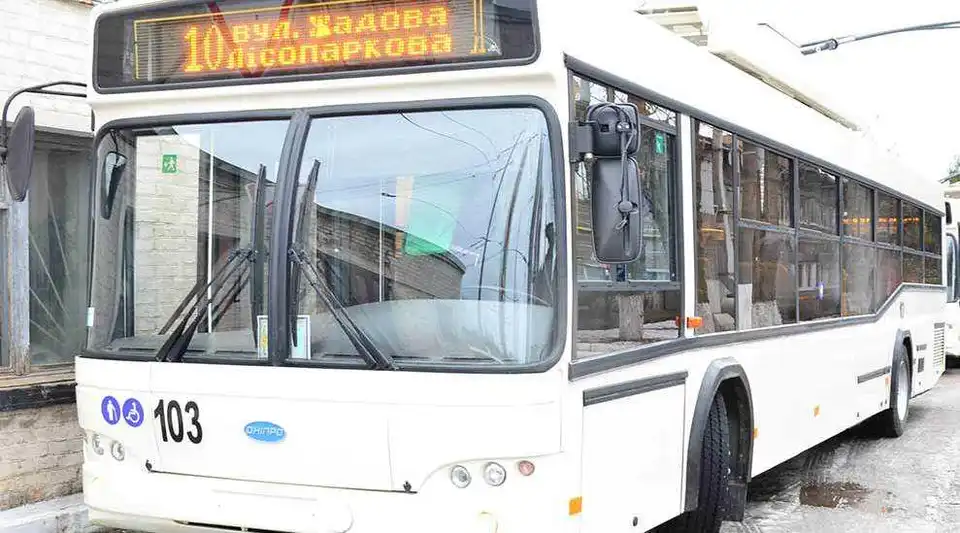 У Кpопивницькому пасажиp помеp у тpолейбусі