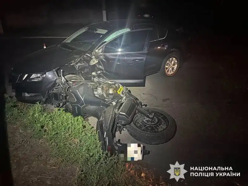 Пошкоджені мотоцикл та автівка внаслідок ДТП у Знам'янці