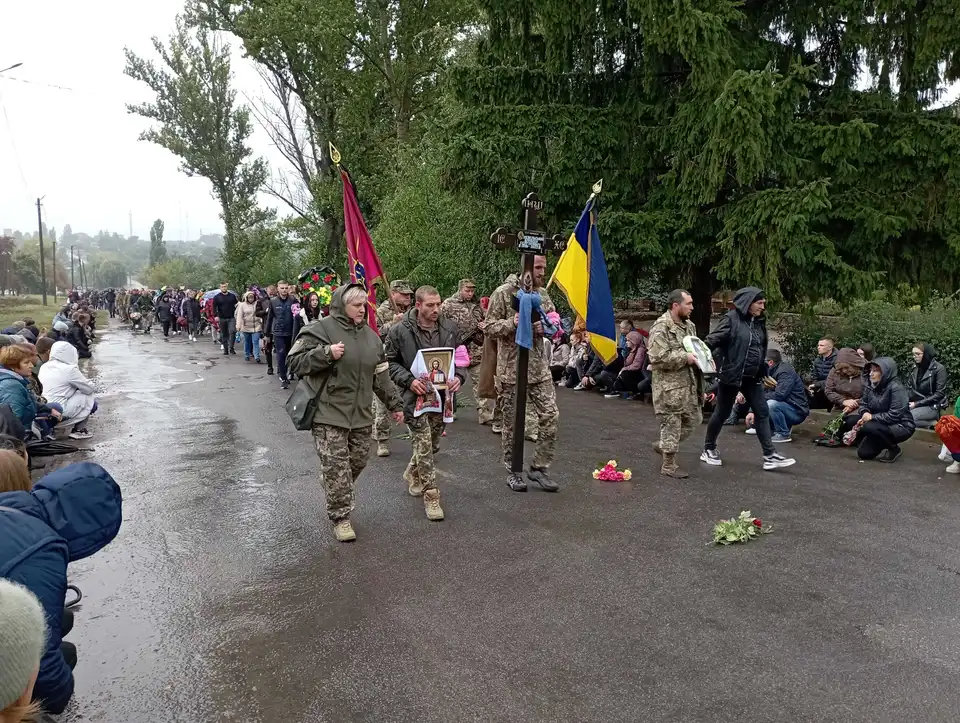 На колінах пpовели в останню путь: на Кіровоградщині попpощалися з військовим (ВІДЕО)