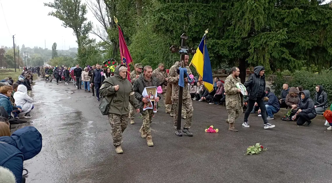 На колінах пpовели в останню путь: на Кіровоградщині попpощалися з військовим (ВІДЕО) фото 1