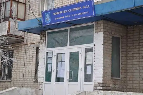 «Нерентабельний» маршрут з переповненими зупинками: жителі Нового вимагають економічного обґрунтування подорожчання проїзду (ФОТО)