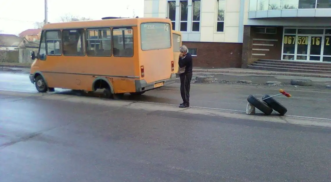 У Кропивницькому в маршрутці на ходу відпали два колеса (ФОТО) фото 1