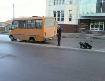 У Кропивницькому в маршрутці на ходу відпали два колеса (ФОТО) фото 1