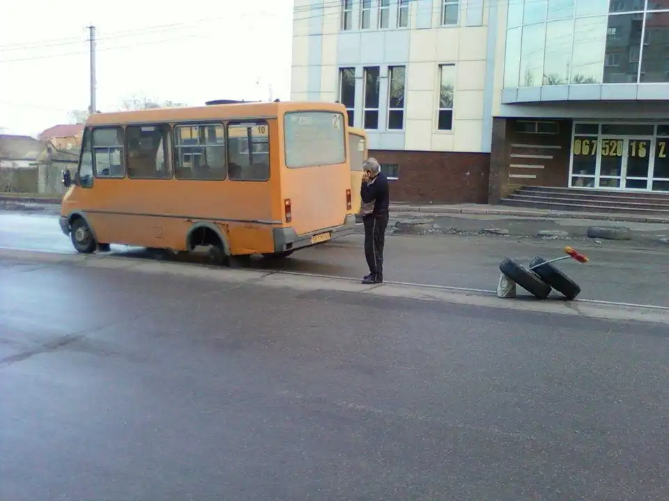 У Кропивницькому в маршрутці на ходу відпали два колеса (ФОТО) фото 1