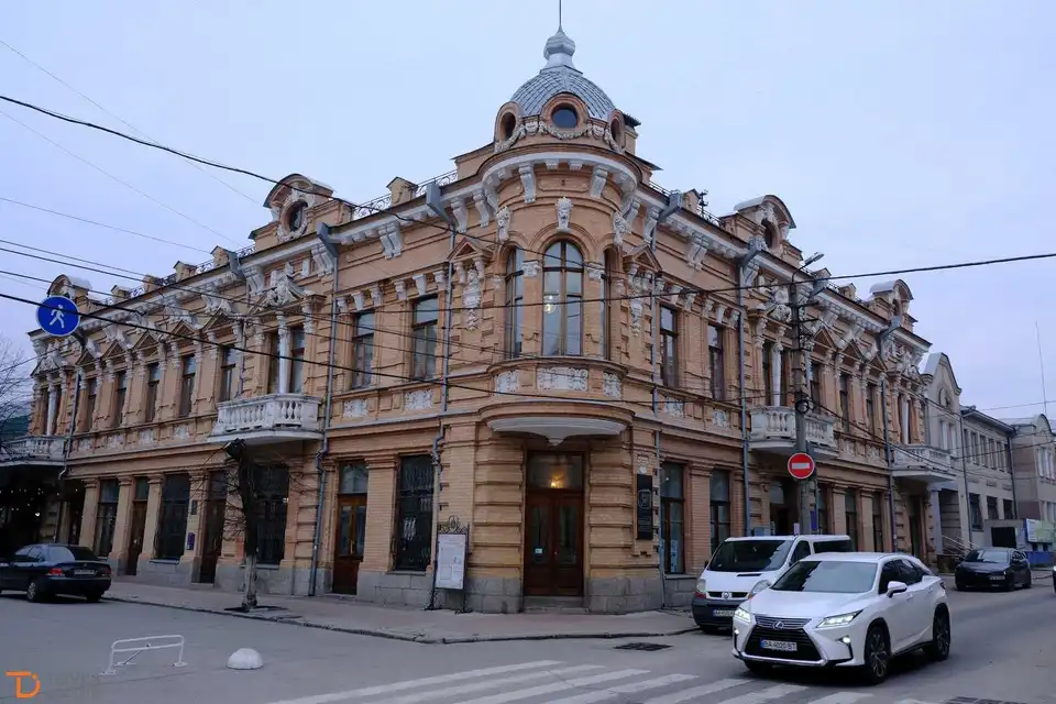 Дворики Дворцової: що ховається за фасадами пішохідної вулиці Кропивницького (ФОТОРЕПОРТАЖ)
