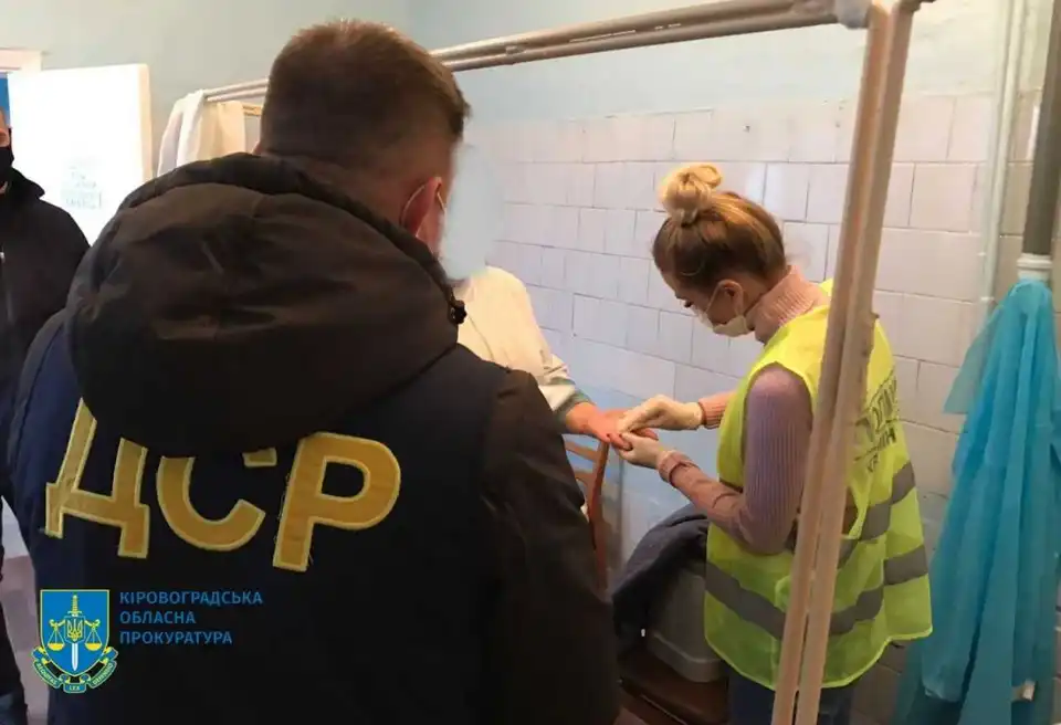 У Кропивницькому сiмейний лiкар i медсестра пiдробляли сертифiкати про вакцинацію вiд COVID-19