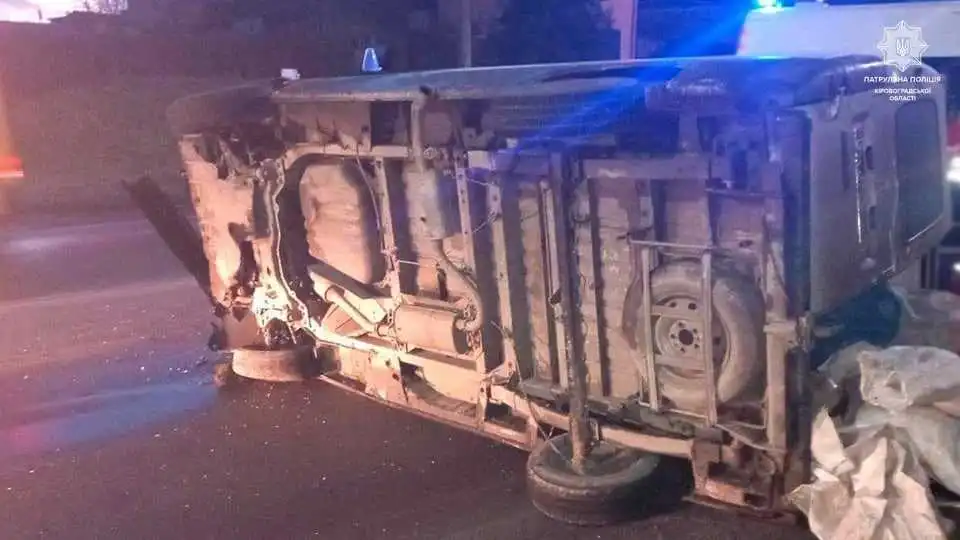 У Кропивницькому Fiat зіткнувся з електроопорою (ФОТО)