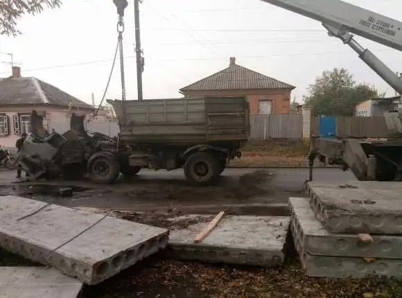 На Кіровоградщині перекинулася вантажівка, розкидавши бетоні плити (ФОТО)