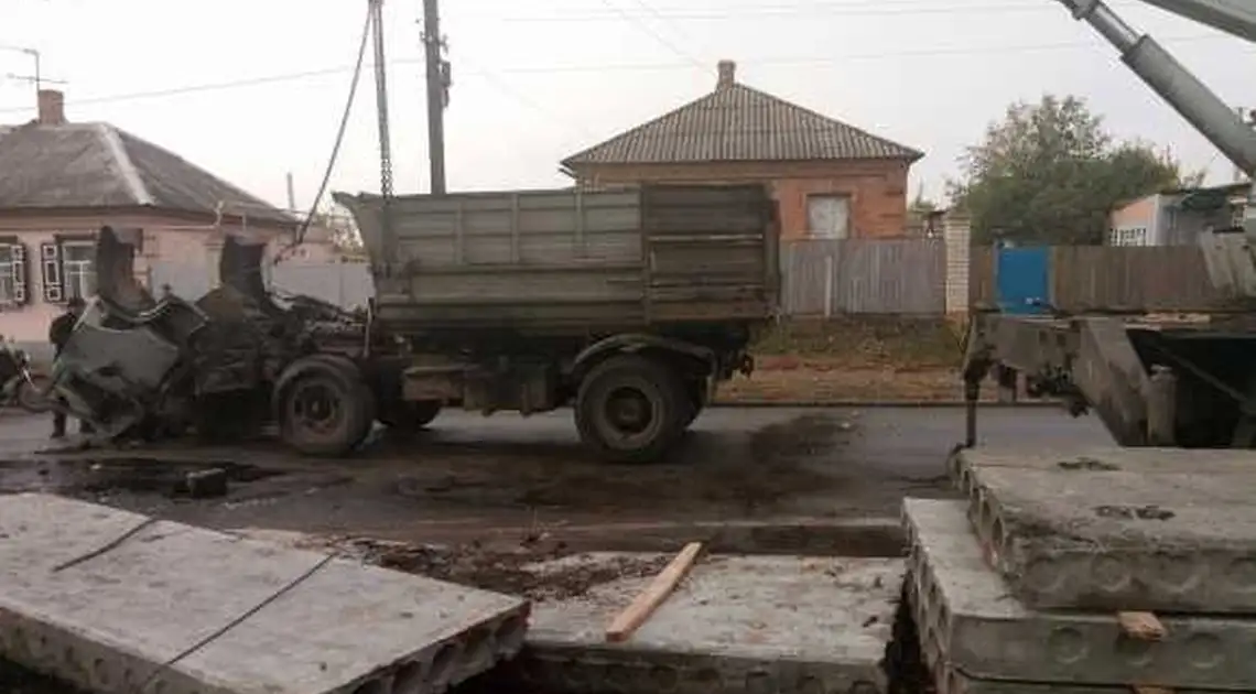 На Кіровоградщині перекинулася вантажівка, розкидавши бетоні плити (ФОТО) фото 1